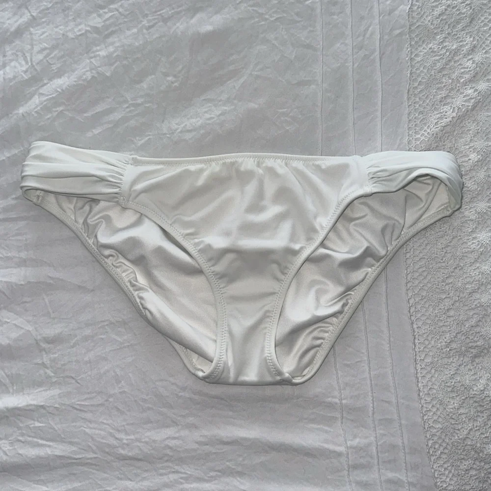 Victoria’s Secret Flounce Bikini - Picture 4 of 5